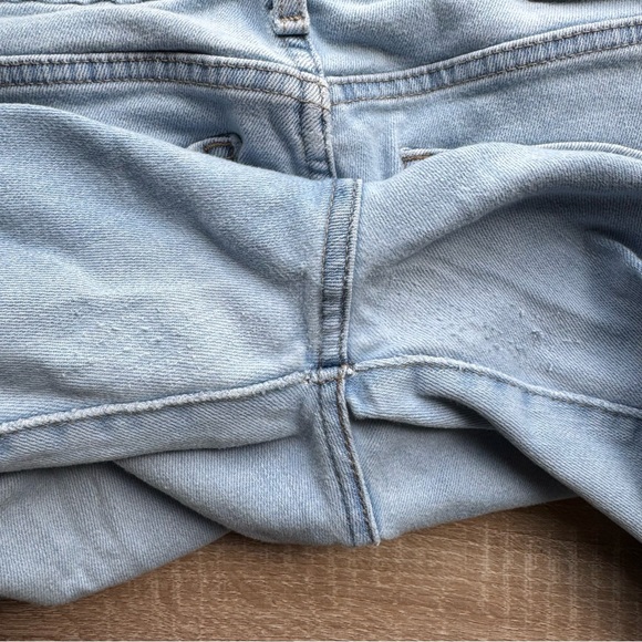 Levi’s 721 High Rise Skinny Jeans in Light Wash - Picture 10 of 10